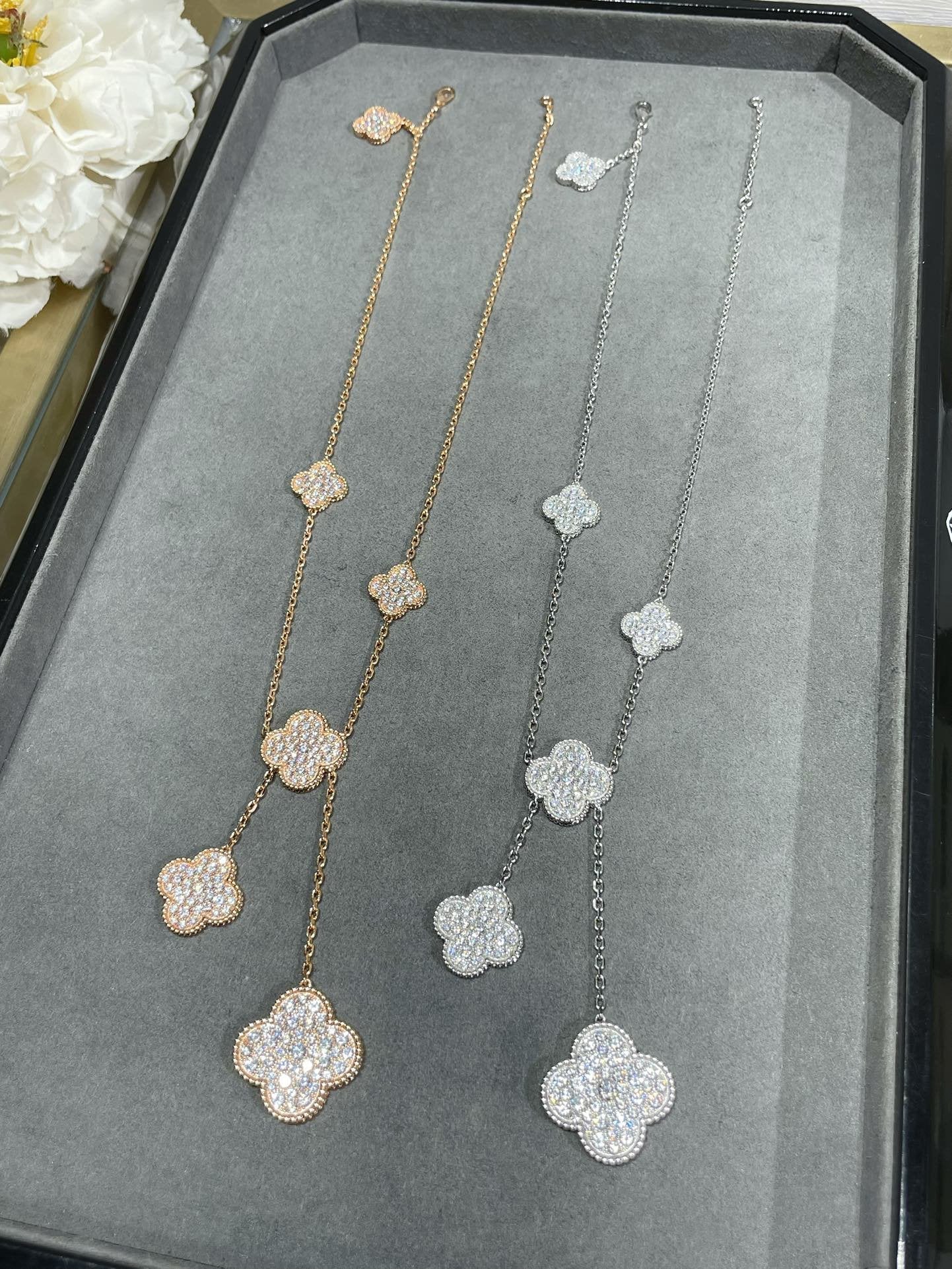[moco jewelrys]KLEE-HALSKETTE MIT 6 MOTIVEN UND DIAMANTENPAVÉE