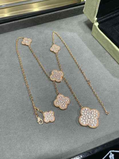 [moco jewelrys]KLEE-HALSKETTE MIT 6 MOTIVEN UND DIAMANTENPAVÉE