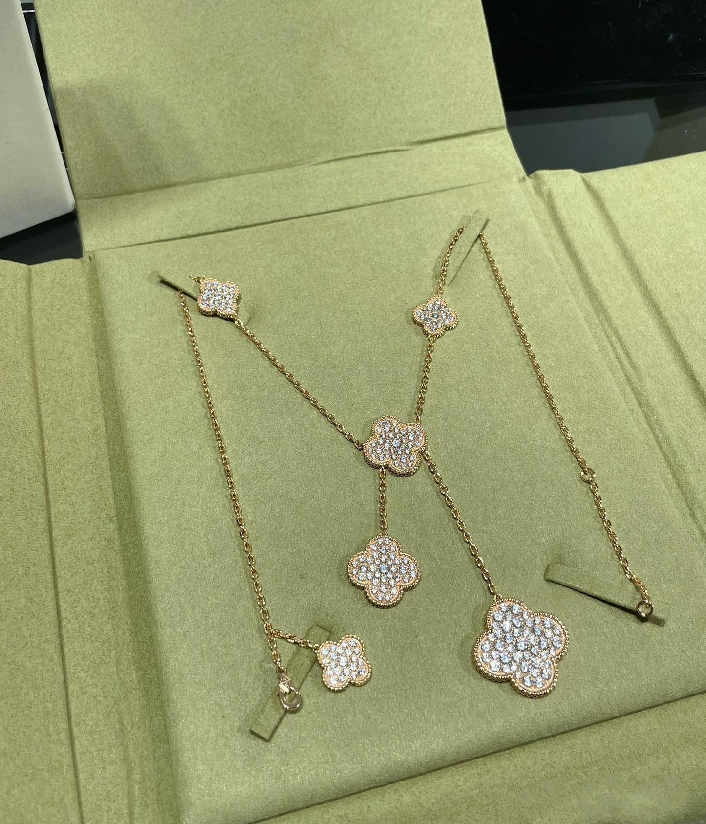 [moco jewelrys]KLEE-HALSKETTE MIT 6 MOTIVEN UND DIAMANTENPAVÉE